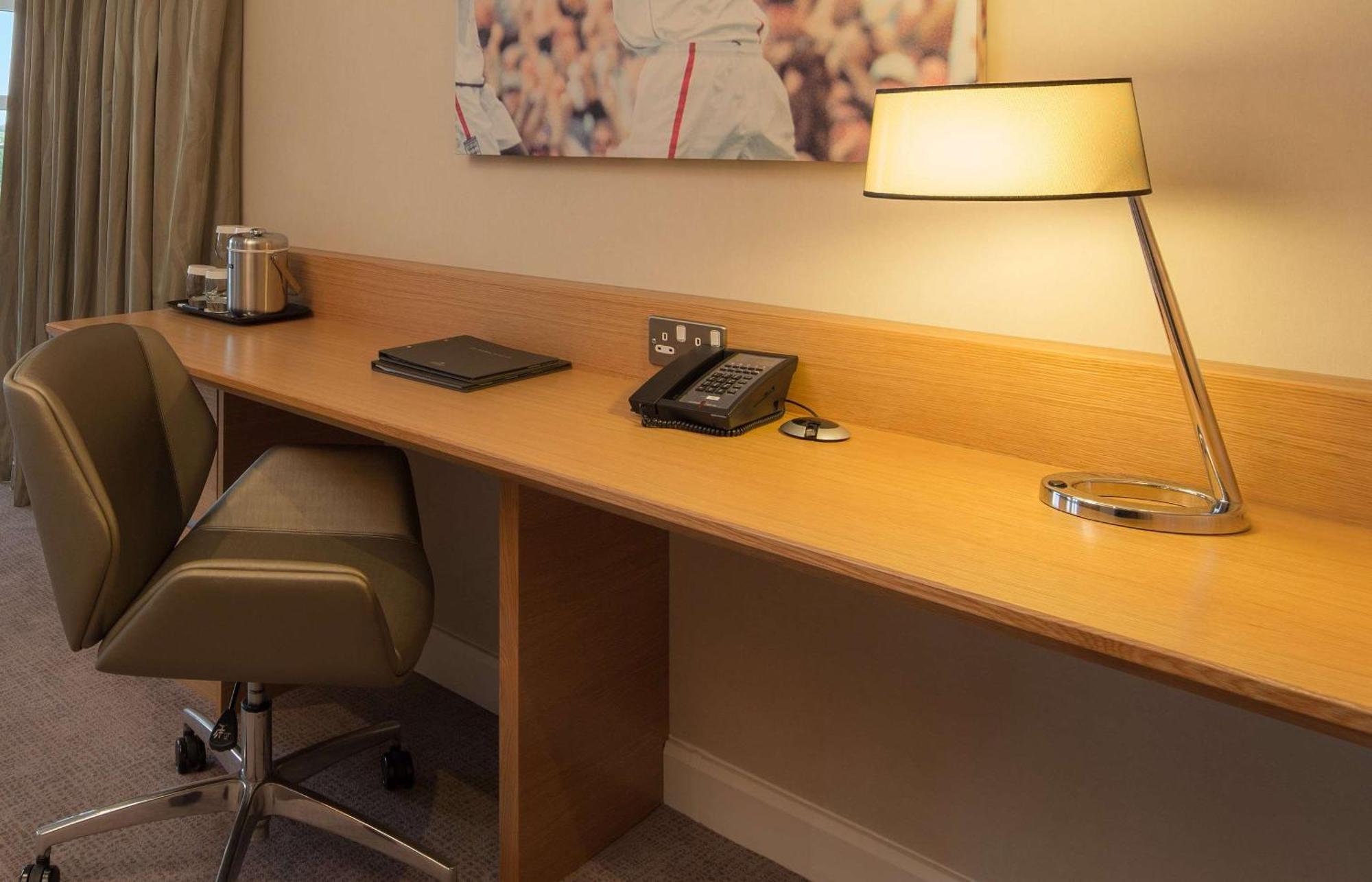 Hotel Hilton At St George'S Park à Burton-upon-Trent Extérieur photo